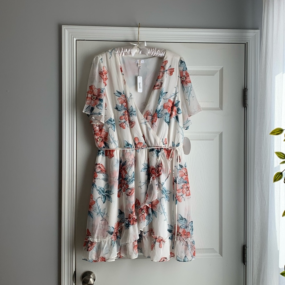 2X White floral dress, short sheer flutter sleeve, ruffle detail around bottom